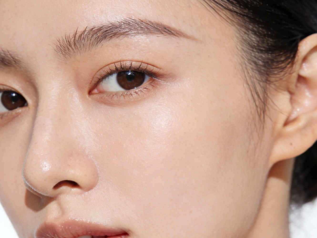 Victoria Beauty GLOW² 療程前後對比 - 毛孔精細、黑頭清除及即時水潤透亮效果Victoria Beauty before and after GLOW² treatment - refined pores, removed blackheads and instant hydrated glow