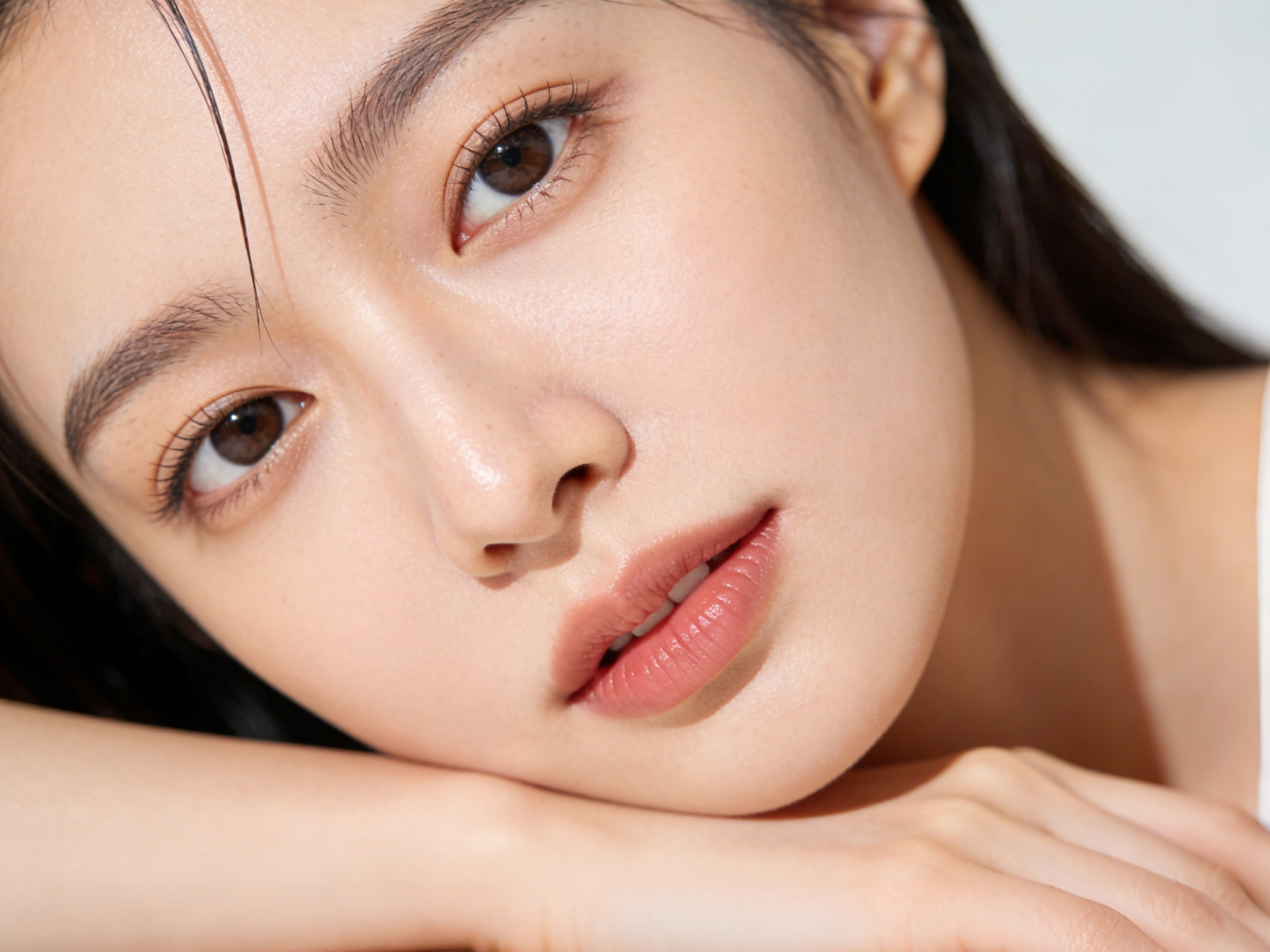 Victoria Beauty GLOW² 療程前後對比 - 毛孔精細、黑頭清除及即時水潤透亮效果Victoria Beauty before and after GLOW² treatment - refined pores, removed blackheads and instant hydrated glow